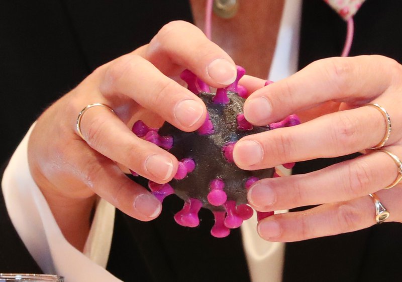 „Það vill nefnilega svo til að veiran bætir á sig stökkbreytingum þegar hún flyst á milli einstaklinga og þótt stökkbreytingatíðni hennar sé ekki mikil er hún búin að smita í það minnsta 10 milljón manns í þessum heimi og því er úr nógu að velja.“ Mynd: EPA