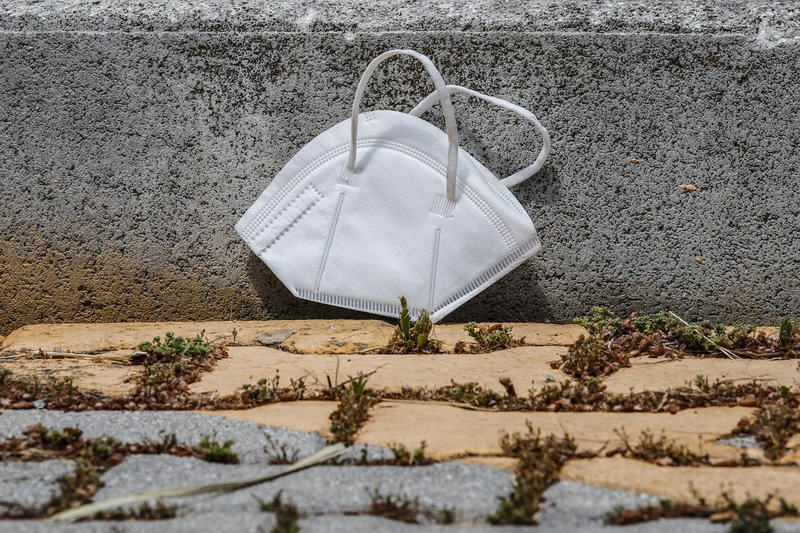 Almennt er talið að svokölluð fjarlægðartakmörkun sé besta leiðin til að koma í veg fyrir smit. Ef þeim er viðhaldið eru grímurnar í raun óþarfa viðbót með tilheyrandi kostnaði og óþægindum. Notkun gríma getur þó gert tímabundna nálægð einstaklinga öruggari svo framarlega sem þær eru notaðar á réttan hátt. Mynd: EPA