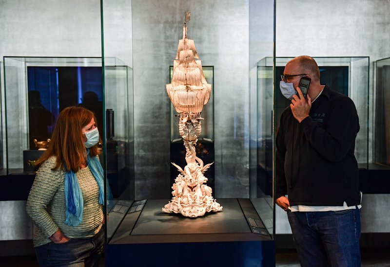 Gestir á safni í Dresden í Þýskalandi með grímur fyrir vitum. Mynd: EPA