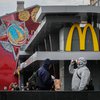 Öllum 850 veitingastöðum McDonalds í Rússlandi hefur verið lokað, að minnsta kosti um sinn. Fyrsti staðurinn opnaði í Moskvu árið 1990.
