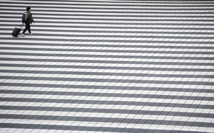 Einn á ferð. Ferðamaður gengur frá flugvellinum í Munchen.