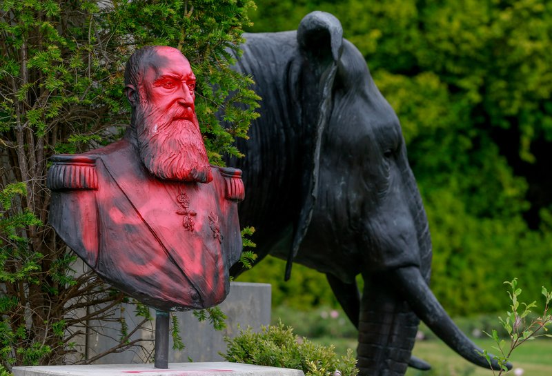 Skvett hefur verið málningu á styttur af Leopold II í Brussel á undanförnum vikum. Mynd: EPA