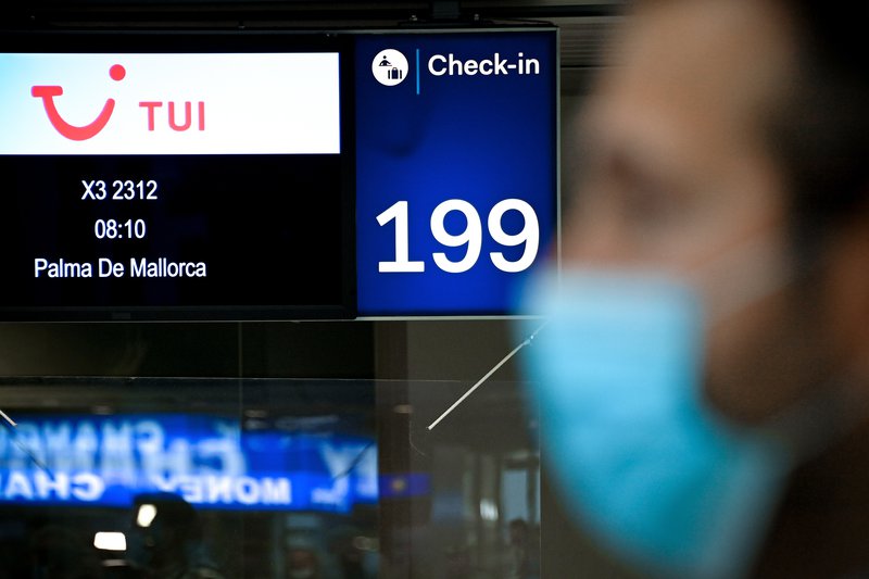 Á flugvellinum í Mallorca. Þar lenda nú margar vélar á dag, fullar af þyrstum ferðamönnum. Mynd: EPA