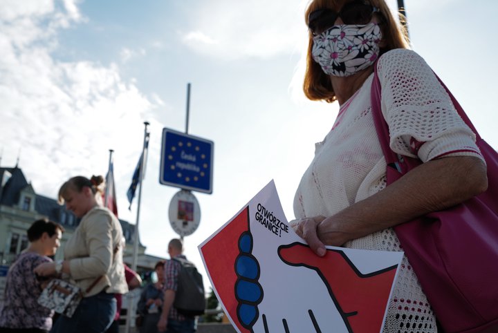 Schengen-samstarfið hefur átt undir högg að sækja vegna veirufaraldursins. Víða hefur innri landamærum svæðisins verið lokað. Þessi mynd er frá pólska landamærabænum Cieszyn í sumar, þar sem landamæralokun Tékka var mótmælt.