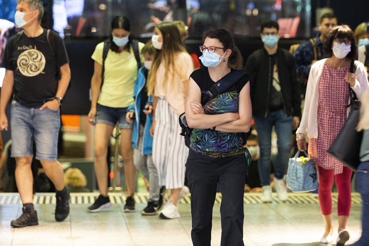 Ef veiran getur borist í lofti þarf mögulega að hvetja til þess að  nota andlitsgrímur á mannmörgum stöðum og í lokuðum rýmum.