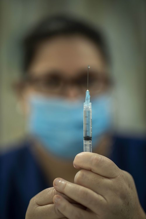 Þúsundir sjálfboðaliða fá nú bóluefni sem enn eru í þróun. Mynd. EPA