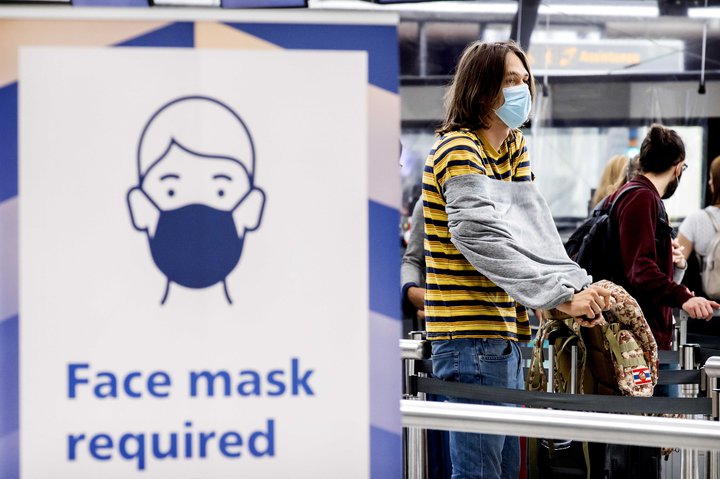 Frá og með morgundeginum verður skylda að vera með grímur í almenningssamgöngum á Íslandi. Myndin er frá Schiphol-flugvelli í Amsterdam.