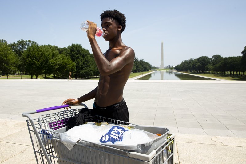 Kælt sig í hitanum í Washington. Mynd: EPA