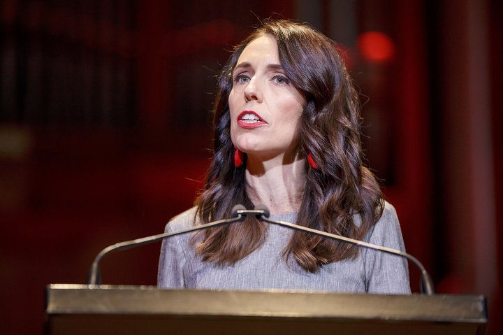 Jacinda Ardern er í endurkjöri fyrir Verkamannaflokkinn. Til stóð að kosningar færu fram 19. september en það kann að breytast.