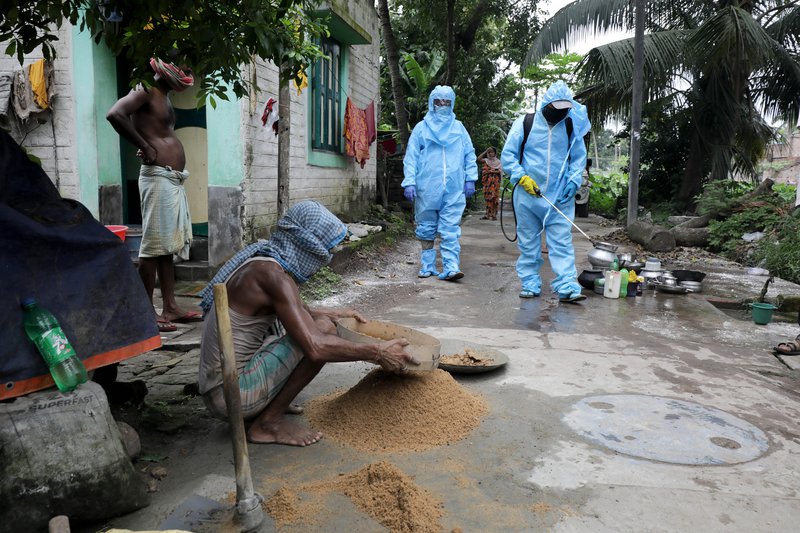 Sótthreinsað utandyra í fátæktarhverfi á Indlandi. Mynd: EPA