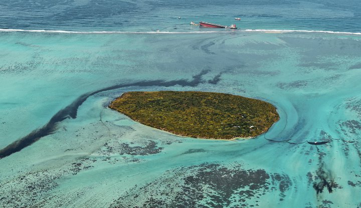 Töluverð olía lak úr skipinu MV Wakashio en það strandaði skammt frá Máritíus í fyrra.