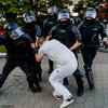 Lögreglan hefur barið á mótmælendum í helstu borgum Hvíta-Rússlands frá því að úrslit kosninganna lágu fyrir síðla á sunnudag. Myndin er tekin í Minsk í gær.