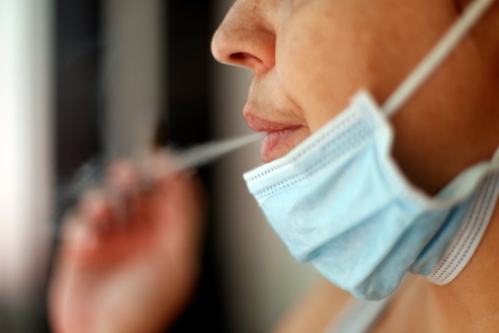 Ekki má lengur reykja á almannafæri á Spáni nema að hægt sé að tryggja fjarlægð milli fólks. Þetta á líka við um verandir veitingastaða.