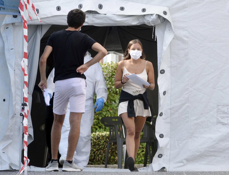 Fólk að koma úr ferðalagi til Grikklands fer í skimun við komuna heim til Ítalíu. Mynd: EPA