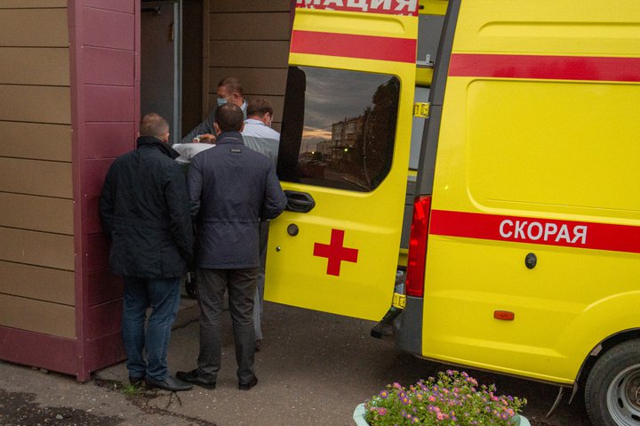 Alexei Navalní var fluttur af sjúkrahúsi í Síberíu á laugardaginn og flogið til Berlínar þar sem honum er haldið sofandi.