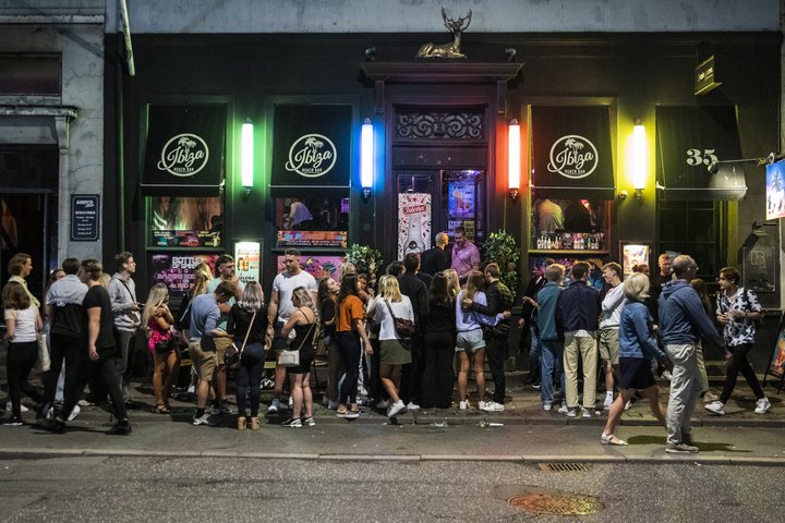 Gestir fyrir utan skemmtistað í Kaupmannahöfn nýverið. Þú verða allir barir að loka á miðnætti í borginni.