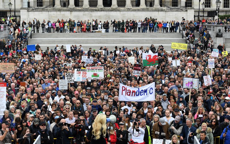 Fjöldamótmæli vegna aðgerða breskra stjórnvalda. Fólk sem vill ekki að hörðum aðgerðum verði beitt hafa sýnt það með því að standa þétt saman í mótmælum í London. Mynd: EPA
