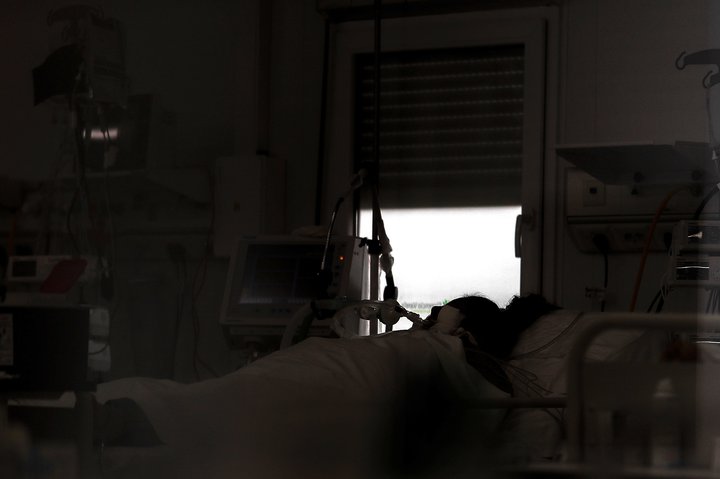 Sjúklingur á gjörgæsludeild í Buenos Aires. Heilbrigðiskerfi Argentínu er komið að þolmörkum.