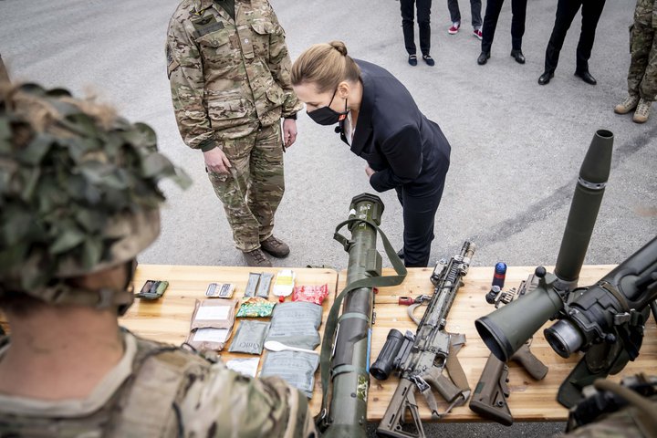 Mette Frederiksen skoðar birgðir danska hersins í Eistlandi árið 2020.