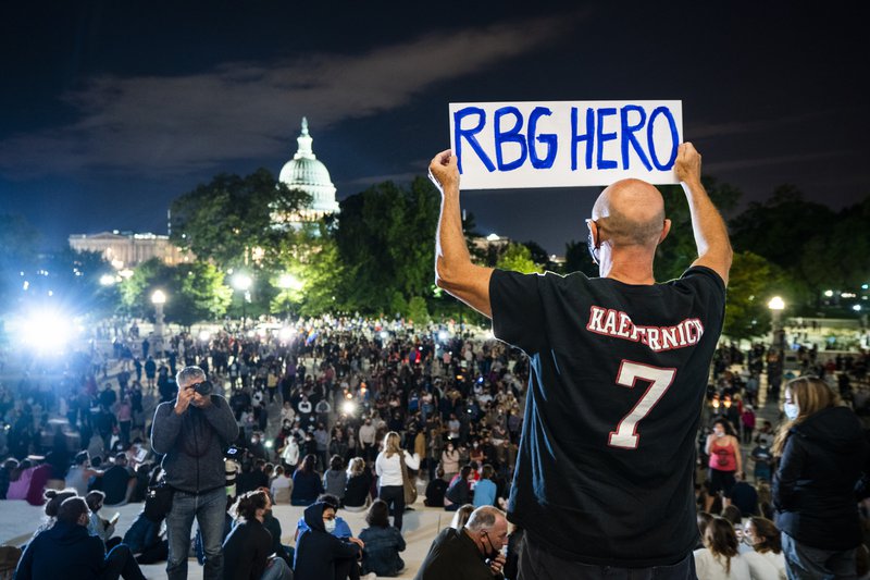 Fjöldi fólks safnaðist saman við Hæstarétt Bandaríkjanna í gær til að votta Ginsburg virðingu sínu eftir að fréttir bárust af andláti hennar. MYND: EPA