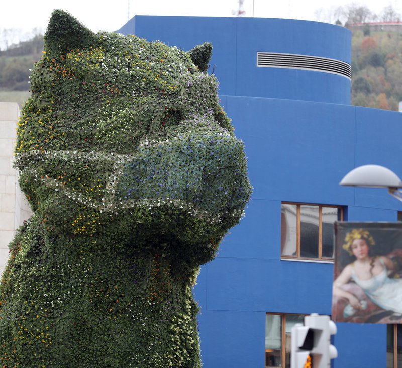 Blómunum er skipt út tvisvar á ári, á vorin og á haustin. Í fyrrahaust var gríma sett á Hvolpinn. Mynd: EPA