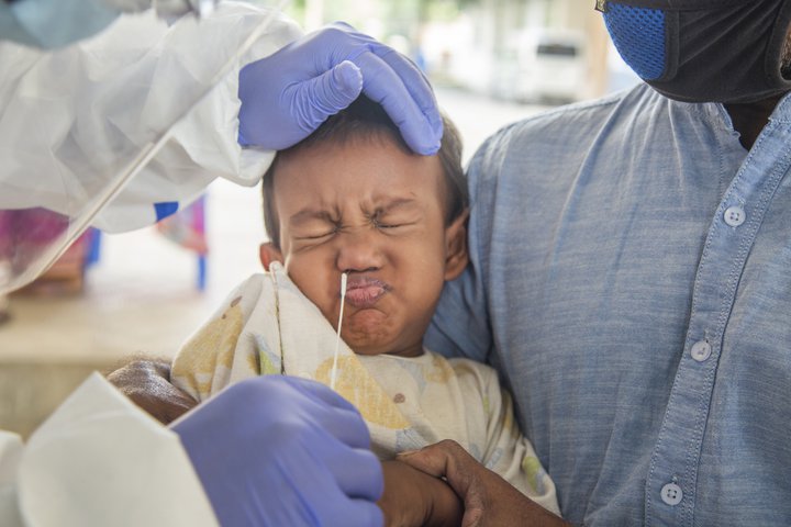 Barn í Bangladess í sýnatöku vegna COVID-19.