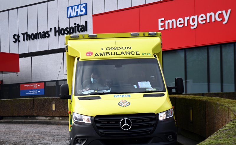 Sýnataka mun fara fram í sérútbúnum sjúkrabílum við sjúkrahús í Bretlandi áður en að bólusetningu kemur. Mynd: EPA