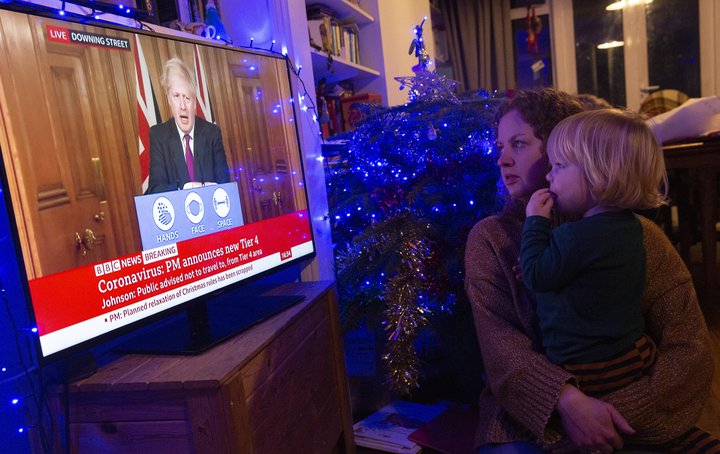 Bresk mæðgin fylgjast með ávarpi Borisar fyrr í dag.