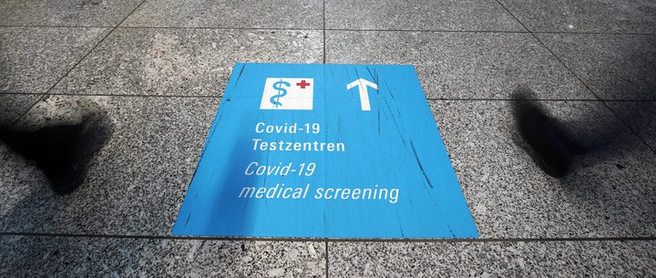 Hið breska afbrigði kórónuveirunnar hefur valdið usla í Evrópu og ennfrekari ferðatakmarkanir verið settar á.