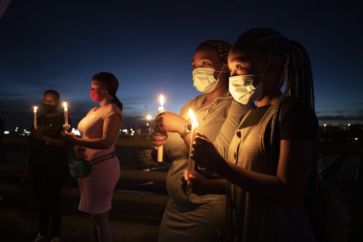 Um áramótin kom fólk saman í Jóhannesarborg til að minnast þeirra sem látist hafa úr COVID-19.