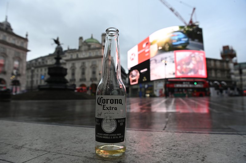 Einmana og tóm flaska af Corona-bjór í miðborg Lundúna. Mynd: EPA