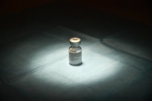 Pfizer hefur frá upphafi ráðlagt að um þrjár vikur verði látnar líða á milli fyrri og seinni sprautu. Mynd: EPA