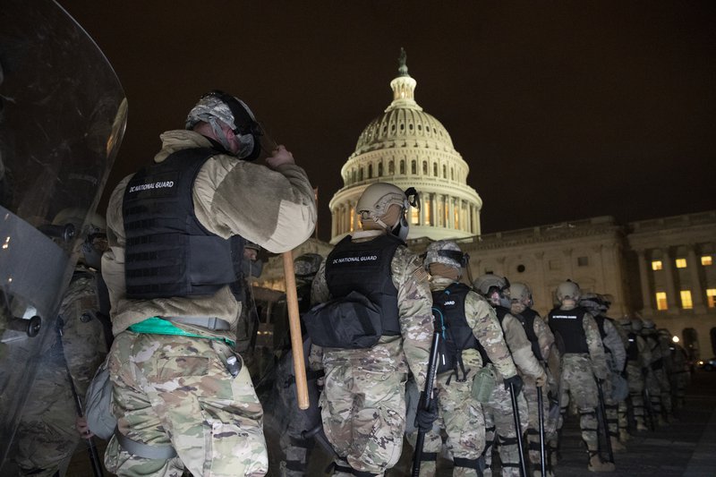 Lögreglumenn, þjóðvarðliðar og fulltrúar annarra löggæsluembætta, mættu á vettvang töluvert eftir að hópurinn hafði brotið sér leið inn í þinghúsið. Mynd: EPA