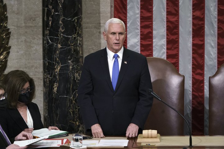 Mike Pence varaforseti stýrði formlegheitunum í þinginu og lýsti svo Biden og Harris réttkjörin í embætti sín.