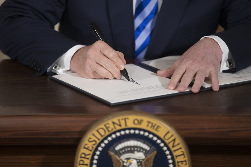 Donald Trump skrifar undir forsetatilskipun í Hvíta húsinu í maí árið 2018 og gerði kjarnorkusamkomulagið við Íran að engu. Mynd: EPA