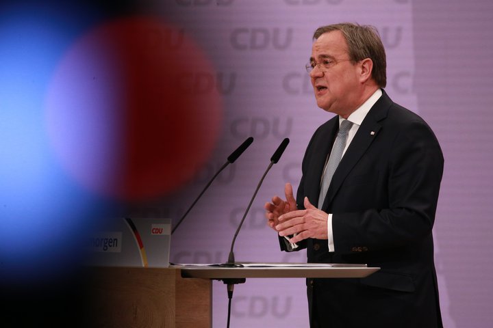 Armin Laschet er nýr leiðtogi flokks Kristilegra demókrata, sem hefur tögl og haldir í þýskum stjórnmálum. Kannski tekur hann við af Merkel sem kanslari í haust.