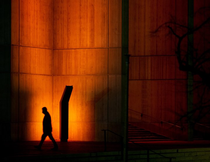Maður gengur framhjá minnisvarða um fórnarlömb COVID-19 í Bandaríkjunum.