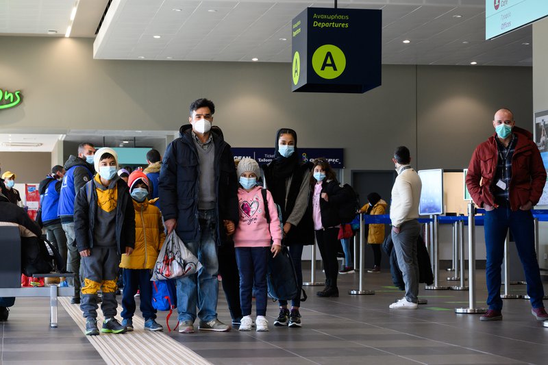 Eftir mannskæðan eldsvoða í flóttamannabúðum í Grikklandi í fyrra ákváðu mörg lönd að taka sérstaklega við flóttamönnum þaðan. Hér er sýrlensk fjölskylda á leið til Þýskalands. Mynd: EPA