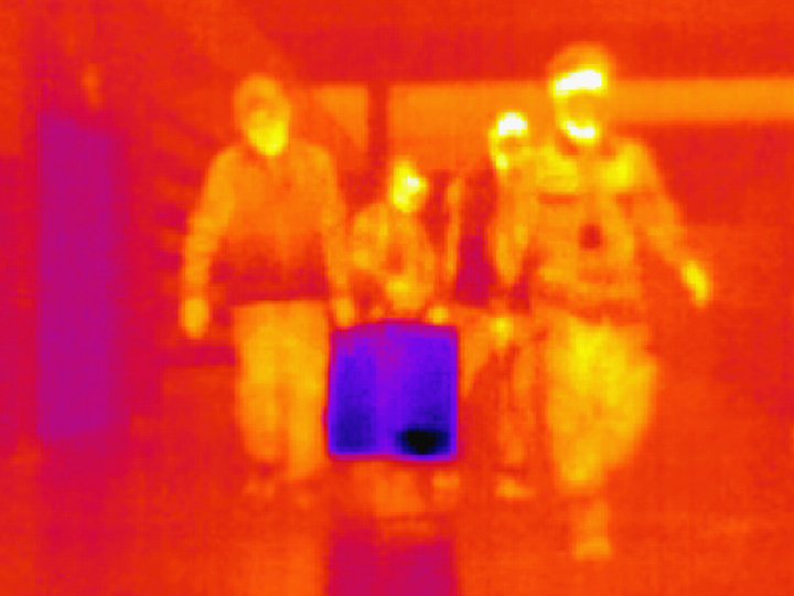 Bóluefni flutt um flugvöll í kæliboxi.