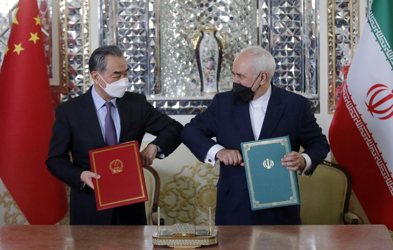 Wang Yi utanríkisráðherra Kína og Mohammad Javad Zarif utanríkisráðherra Írans undirrituðu samkomulag ríkjanna á milli á dögunum.