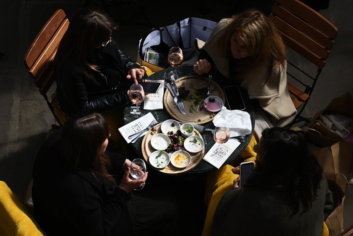 Fólk lét kuldann ekki á sig fá og sat úti og sötraði bjór eða kaffi í London í dag.