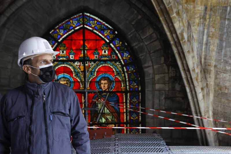 Emmanuel Macron Frakklandsforseti skoðar viðgerðir og endurbyggingu á Notre-Dame eftir eldsvoðann í apríl 2019.