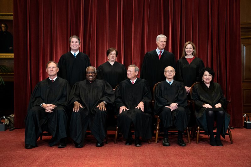 Dómarar við Hæstarétt Bandaríkjanna. Efri röð frá vinstri: Brett Kavanaugh, Elena Kagan, Neil Gorsuch og Amy Coney Barrett. Neðri röð frá vinstri: Samuel Alito, Clarence Thomas, John Roberts, Stephen Breyer og Sonia Sotomayor. Mynd: EPA