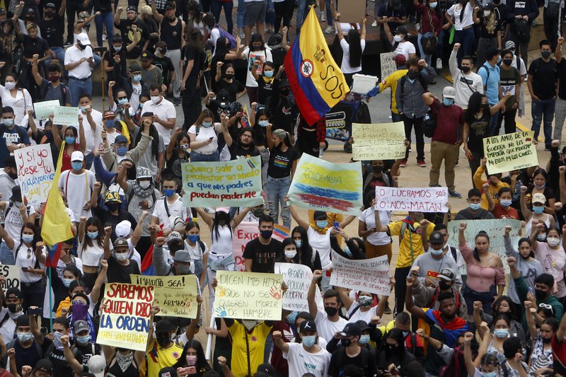 Mótmælendur ganga fylktu liði í borginni Medellín í Kólumbíu. Mynd: EPA