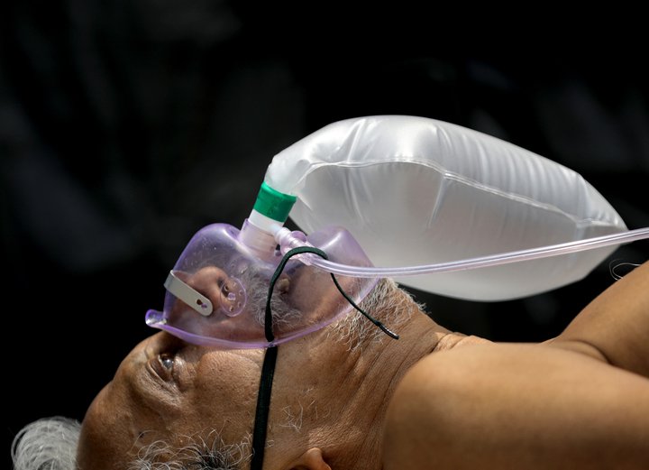 Enn er margt á huldu um þær afleiðingar sem ómíkron-afbrigðið gæti haft. En það þarf ekki marga alvarlega veika sjúklinga til að margfalda álag á sjúkrahús.