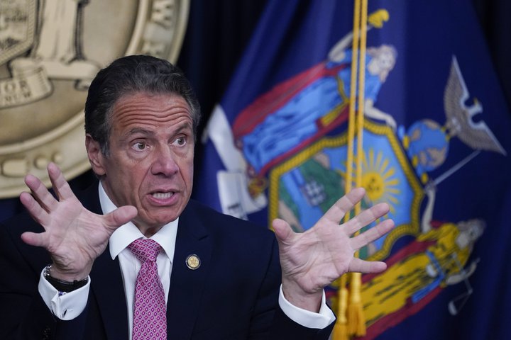 Andrew Cuomo hyggst ekki segja af sér sem ríkisstjóri New York ríkis í kjölfar skýrslu saksóknara sem fjallar um áreitni ríkisstjórans í garð kvenna.