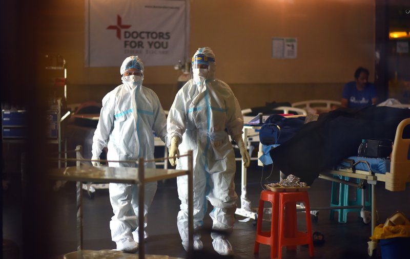 Heilbrigðisstarfsmenn í varnarbúnaði koma út af deild  þar sem COVID-sjúkir liggja á sjúkrahúsi í Delí. Mynd: EPA