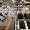 Flokkur hermanna með sótthreinsibúnað að vopni bíður sig hér undir að leggja til atlögu gegn veirunni á lestarstöð í Taipei undir lok síðasta mánaðar.