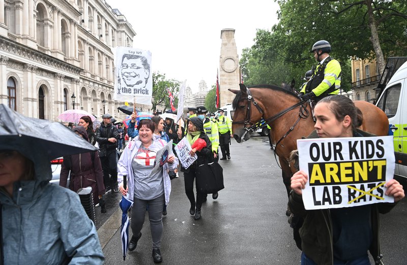 Bólusetningum barna gegn COVID-19 var mótmælt á götum London í helgina. Mynd: EPA