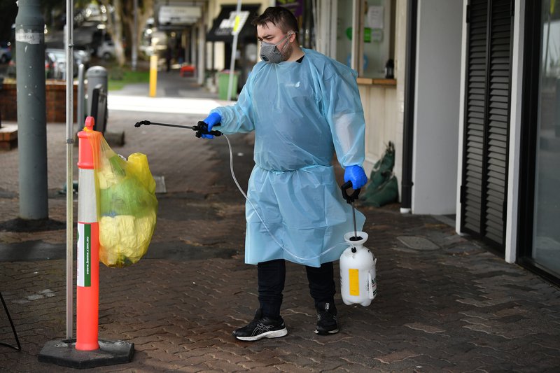 Sótthreinsun fyrir framan verslun í Sydney í Ástralíu.Smitum hefur fjölgað nokkuð undanfarna daga. Mynd: EPA